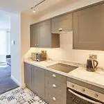 Apartment Host & - Queens Court *