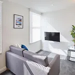 Apartment Host & - Queens Court Scarborough