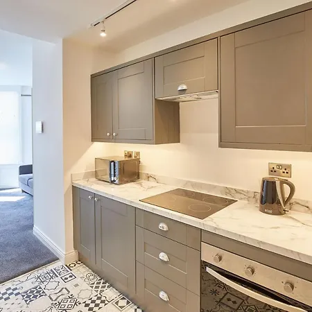 Apartment Host & - Queens Court *