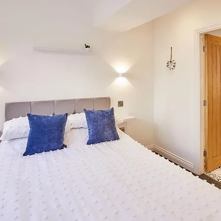 Host & - Queens Court Apartment