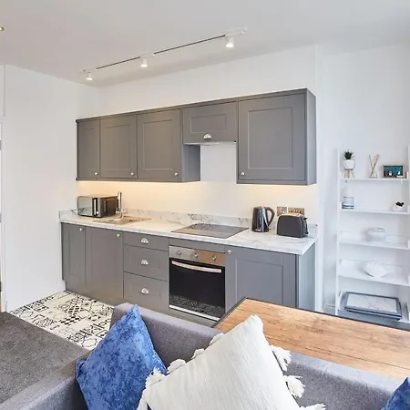 Host & - Queens Court Apartment *