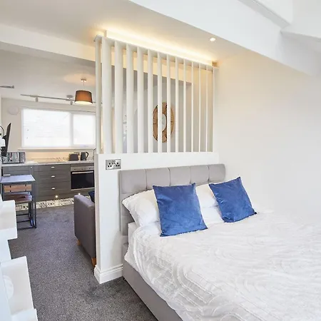 Apartment Host & - Queens Court Scarborough