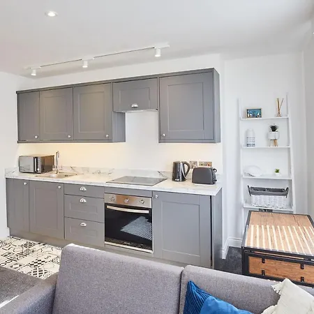 Apartment Host & - Queens Court