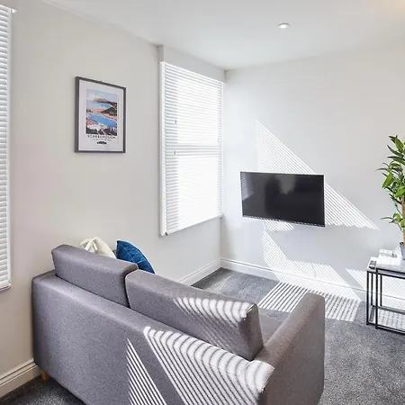 Apartment Host & - Queens Court Scarborough
