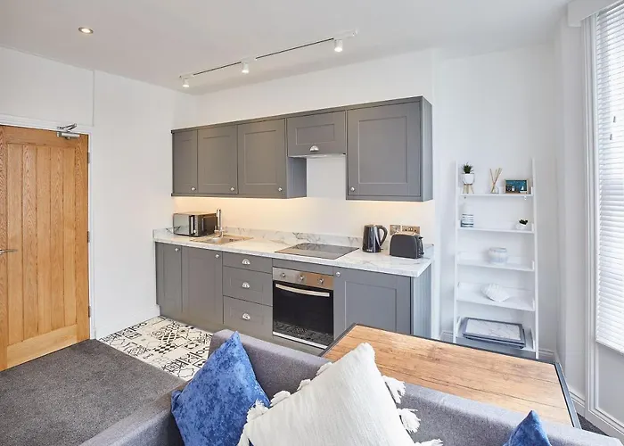 Host & - Queens Court Apartment *