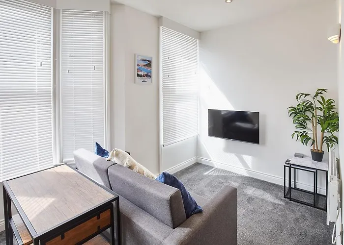 Host & - Queens Court *