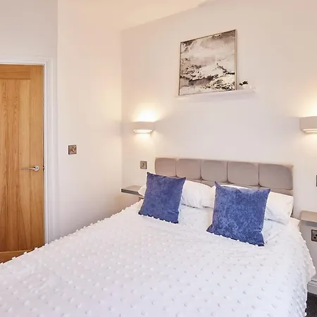 Host & - Queens Court Apartment