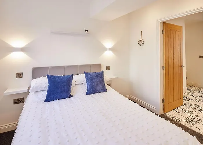 Host & - Queens Court Apartment