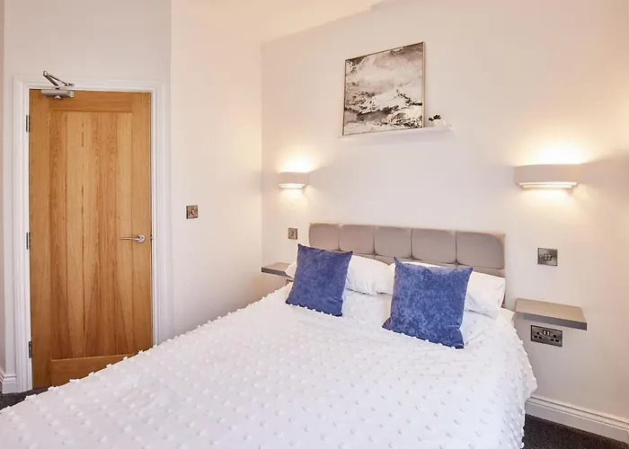 Host & - Queens Court Apartment